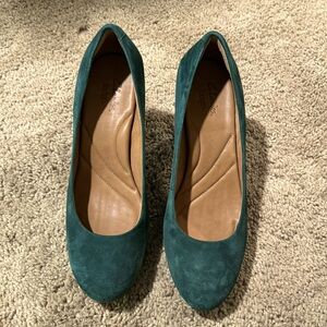 Forest green suede Clark’s Wessex pumps